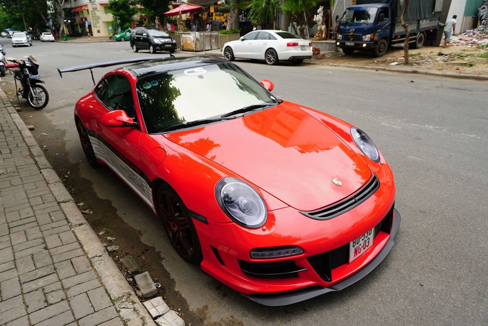 Mới đây, chiếc siêu xe hàng hiếm  Porsche 911 Carrera S trong tông màu ngoại thất đỏ chót xuất hiện trên phố Phú Mỹ Hưng, TP. HCM thu hút sự quan tâm của giới chơi xe tại Việt Nam.